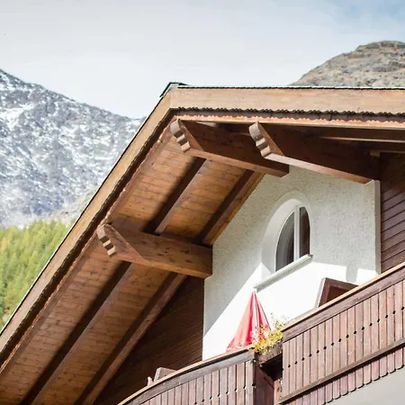 Bed & Breakfast Berghof Garni - The Dom Collection Saas Fee